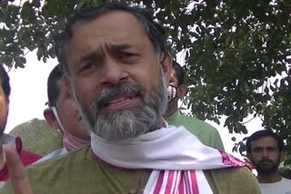 yogendra yadav met with farmers in bhiwani grain market