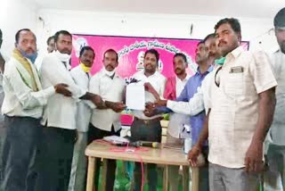 mgnrega field assistance mahasabha announce support to trs candidate in dubbaka