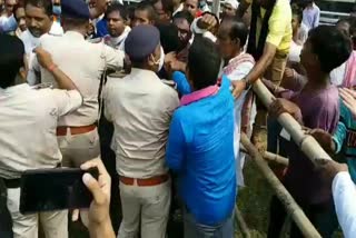 jap volunteers fight with policemen in jamui, जमुई में JAP कार्यकर्ताओं की दबंगई