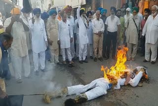 farmers burn Modi's effigy  in Hoshiarpur protesting against agriculture laws