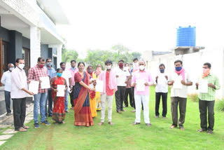 cm relief fund cheques distributed by mp kavitha in mahabubabad