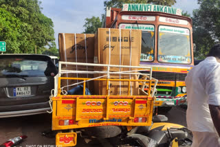 National Highway  Four people were injured kollam  Accident in kollam  ദേശീയ പാതയില്‍ വാഹനാപകടം  ദേശീയ പാതയില്‍ അപകടം  കൊല്ലത്ത് വാഹനാപകടം  കൊല്ലത്ത് അപകടം