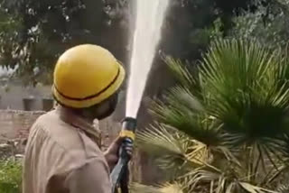 firefighters sprayed water in Wazirpur area due to Delhi Pollution