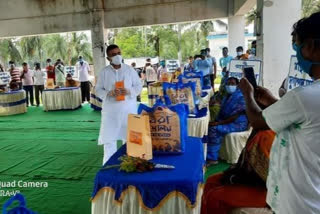 puja_gifts_given_by_suvendu_adhikari_to_martyred_families_of_nandigram_movment