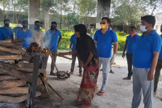 anokhi soch sanstha cremated the poor man in Ambikapur