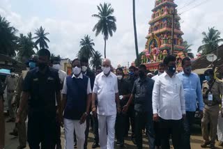 cm-mp-visits-temples-in-his-hometown-shikaripur