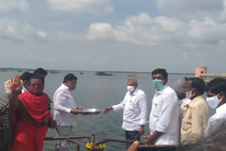 ralapadu reservoir water released by mla's chandrasekhar reddy, mahidar reddy