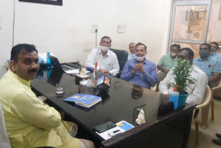 members of mahaveer enclave market association meet councilor rajkumar over paying commercial garbage tax in delhi