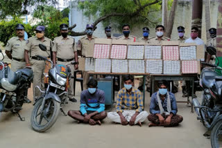 police catched karnataka liquer