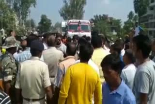 road-jammed-by-a-family-over-land-dispute-in-koderma
