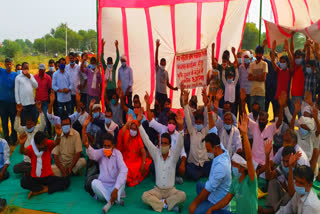 Villagers sitting on strike, Villagers strike in jaipur, Villagers strike for his demands, Villagers strike from JDA, Villagers strike