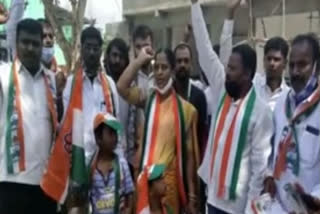 congress leaders compaign at lachapet in siddipet district