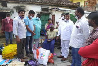 House burnt down by electric shock .. BJP leader financial assistance