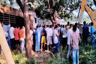container driver and animals died in road accident in palamu