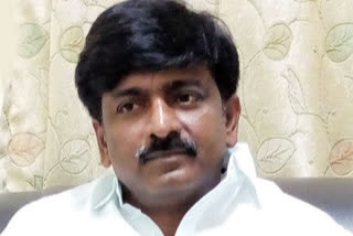 b.tech ravi fires on ycp government over filing false cases on tdp leaders