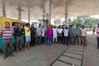 auto rickshaw owners worried over shortage of petrol on cng