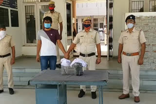drug smuggler arrested with one kilo gram husk in fatehabad