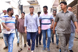 chandrynagutta mla akbaruddin owaisi visit flood effected areas in oldcity