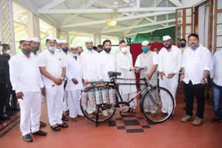 Governor Koshyari distributes bicycles to mumbai dabewala