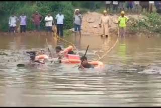 Competition to pick the lotus; Auto driver drowns in pool