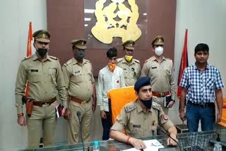 पुलिस की गिरफ्त में आरोपी.