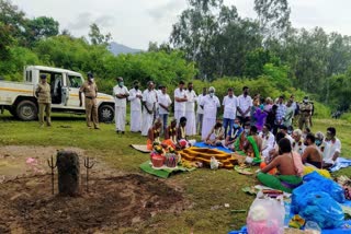 வனத்துறையினர் அகற்றிய சாமி சிலை மீண்டும் அதே இடத்தில் பிரதிஷ்டை