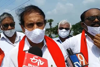 CPI secretary ramakrishna tour in flood effected areas at guntur district