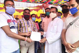 Madhu Koda supported demands of outsourcing employees in chaibasa