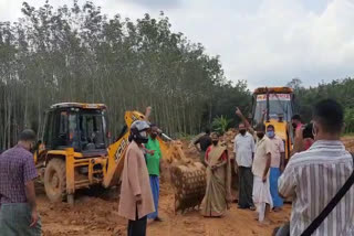 എറണാകുളം  Ernakulam  Kothamangalam  vakkathippara  velichennakandam  മണ്ണ് മാഫിയ  പ്രദേശ വാസികൾ വാഹനങ്ങൾ തടഞ്ഞു  റോഡ് തകർന്ന് കുളമായി  Soil mining