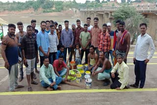 youngsters cleaning narmada ghat