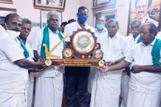 tn farmers gave memorable award to DMK