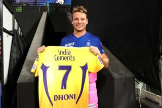 MS Dhoni gifts his jersey