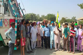 A truck full of paddy from UP was surrounded by farmers