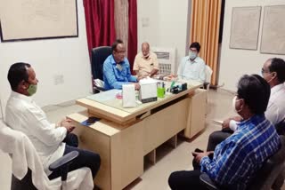 SDO meeting in Chaibasa, news of Chaibasa ACC management, retrenchment of contract workers in Chaibasa, चाईबासा में एसडीओ की बैठक, चाईबासा एसीसी प्रबंधन की खबरें, चाईबासा में संविदा कर्मियों की छंटनी