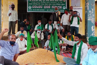 farmers demanding the opening of millet-corn center