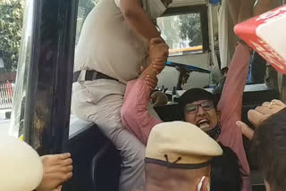 ABVP and DUSU protest against delhi government at the secretariat in delhi