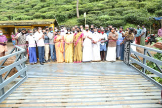 bridge in idukki news  idukki latest news  A temporary bridge opened in the thengakall idukki  തേങ്ങാക്കല്ലില്‍ താത്കാലിക പാലം തുറന്നു  ഇടുക്കി വാര്‍ത്തകള്‍  ഇടുക്കി പ്രളയം വാര്‍ത്തകള്‍