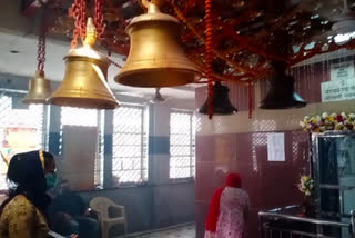 devotees worshipping goddess at yogmaya mandir in mehrauli during navratri 2020