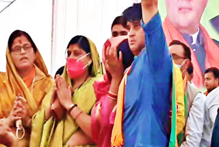 BJP leader Imarti Devi breaks down before Jyotiradtiya Scindia at public rally