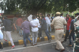 Police detains DUSU President, ABVP members while protest against Delhi govt