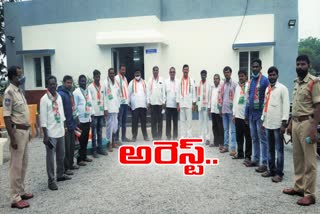 పోలీస్​ స్టేషన్​లో నిరసన కొనసాగించిన కాంగ్రెస్​ నాయకులు