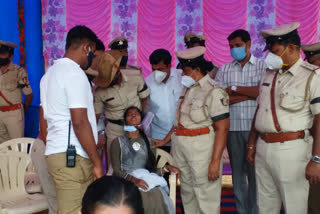 girl fainted while police Martyrdom day