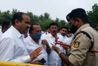 Clash between Police and BJP, Clash between Police and BJP in Kalaburagi, Clash between Police and BJP in Kalaburagi Airport, CM Yediyurappa visit Kalaburagi, Aerial survey held by CM Yediyurappa, CM Yediyurappa, CM Yediyurappa news, ಬಿಜೆಪಿ ಮತ್ತು ಪೊಲೀಸರ ನಡುವೆ ಗಲಾಟೆ, ಕಲಬುರಗಿಯಲ್ಲಿ ಬಿಜೆಪಿ ಮತ್ತು ಪೊಲೀಸರ ನಡುವೆ ಗಲಾಟೆ, ಕಲಬುರಗಿ ವಿಮಾನ ನಿಲ್ದಾಣದ ಬಳಿ ಬಿಜೆಪಿ ಮತ್ತು ಪೊಲೀಸರ ನಡುವೆ ಗಲಾಟೆ, ಸಿಎಂ ಯಡಿಯೂರಪ್ಪ ಕಲಬುರಗಿಗೆ ಭೇಟಿ, ವೈಮಾನಿಕ ಸಮೀಕ್ಷೆ ಕೈಗೊಂಡ ಸಿಎಂ ಯಡಿಯೂರಪ್ಪ,