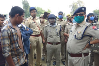 नंदगंज थाना क्षेत्र के दउपुर मड़ई गांव हुई हत्या के बाद पूछताछ करती पुलिस.