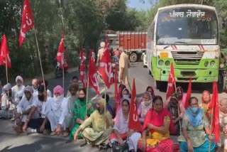 chandigarh highway jam by anganwadi workers union for farmers in hoshiarpur