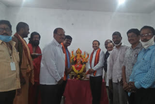 ysrcp leaders at kanakadurga temple