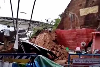 mountain land slide, mountain land slide in kanakadurga temple, mountain land slide in kanakadurga temple in vijaywada, vijaywada land slide, vijaywada land slide news, ಕನಕದುರ್ಗಾ ದೇವಸ್ಥಾನದ ಬಳಿ ಕುಸಿದ ಗುಡ್ಡ, ವಿಜಯವಾಡ ಕನಕದುರ್ಗಾ ದೇವಸ್ಥಾನದ ಬಳಿ ಕುಸಿದ ಗುಡ್ಡ, ವಿಜಯವಾಡ ಗುಡ್ಡ ಕುಸಿತ, ವಿಜಯವಾಡ ಗುಡ್ಡ ಕುಸಿತ ಸುದ್ದಿ,