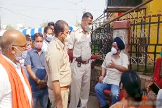 Former minister Harendrajeet Singh discussing with police