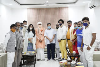 Kejriwal meets members of Valmiki community who converted to Buddhism