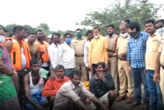 4 fisher man rescued form manjeera river in medak